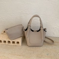 Gros plan du mini sac seau beige et café avec sa pochette zippée et sa bandoulière - Avec Pendentif / Khaki