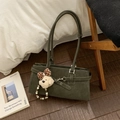 Vintage olivgrüne Wildleder-Schultertasche mit süßem Welpen-Plüschanhänger und Metallschnalle - Mit Anhänger / Grün