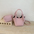 Détail du sac seau rose clair en cuir grainé avec sa petite pochette assortie - Avec Pendentif / Bleu