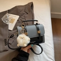 Piccola borsa quadrata retrò grigia e nera con tracolla e ciondolo a forma di peluche - Con Ciondolo / Blu