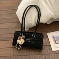 Schwarze Retro-Achseltasche aus Wildleder mit Silberschnallen und Plüschbär-Anhänger - Mit Anhänger / Schwarz