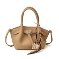 Khaki Falten-Handtasche mit Litschi-Textur und Kaffeetassen-Plüschanhänger für Damen - Mit Anhänger / Khaki
