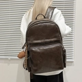Zaino vintage in pelle PU marrone scuro con tasca frontale e ciondolo di peluche - Marrone (Con Ciondolo)