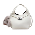 Sac seau blanc en cuir grainé avec fermoir argenté et breloque lapin en peluche grise - Avec Pendentif / Blanc Cassé