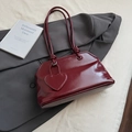 Vintage bordeauxrode lakslederen draagtas met hartvormige hanger en geknoopte handgreep - Rood