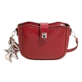 Borsa a sella rosso intenso minimalista con finitura lucida e ciondoli in metallo - Con Ciondolo / Rosso