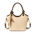 Schicke beige Beuteltasche mit dunkelbraunem Knotengriff und Holzperlen-Quastenverzierung - Gebrochenes Weiß