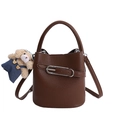 Sac seau en cuir marron foncé avec boucle argentée et pendentif ours en peluche - Avec Pendentif / Marron