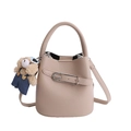 Sac seau chic en cuir litchi beige avec ceinture décorative et pendentif chiot mignon - Avec Pendentif / Kaki