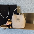 Bolso saco de cuero crema con textura lichi y un adorable colgante de peluche - Con Colgante / Caqui