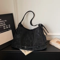 Borsa hobo nero carbonio in pelle nabuk vintage con fibbie argentate e cinturini fini - Nero