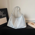 Borsa tote celeste minimalista con fibbie metalliche e morbida pelle sintetica - Blu