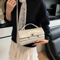 Chique beige crossbody tas met decoratieve kanten sjaal en zilveren draaisluiting - Grijs