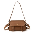 Borsa a tracolla vintage marrone caramello in ecopelle testurizzata con doppia fibbia - Marrone