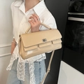 Chique beige crossbody tas met handvat en zilveren draaisluiting in minimalistische stijl - Khaki