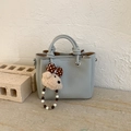 Sac à main gris clair minimaliste avec texture grainée et pendentif ours mignon - Avec Pendentif / Bleu