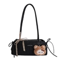 Borsa a tracolla vintage nera con coulisse laterale e ciondolo di peluche su bianco - Nero