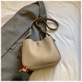 Secchiello in pelle martellata color talpa con chiusura in metallo e tracolla - Grigio