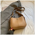 Borsa a secchiello minimalista in pelle marrone con chiusura a scatto in metallo - Marrone