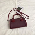 Sac Boston chic bordeaux en tissu texturé et similicuir avec bandoulière réglable - Rouge