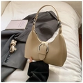 Borsa sottobraccio a mezzaluna beige con fibbia tonda argento e tracolla regolabile - Cachi