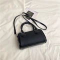 Sac Boston noir en tissu texturé et cuir avec des accessoires métalliques argentés - Noir