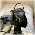 Borsa sottobraccio nera lucida con fibbia argento e tracolla staccabile - Nero
