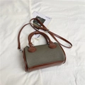Sac Boston en toile vert olive avec poignées en cuir marron et bandoulière réglable - Vert