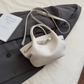 Borsa a secchiello beige in pelle litchi con chiusura a scatto e tracolla regolabile - Bianco
