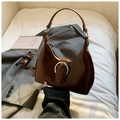 Borsa a sella marrone scuro in ecopelle liscia con elegante fibbia argentata grande - Marrone