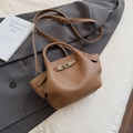 Bolso cubo marrón con textura de lichi, cierre giratorio plata y correa ajustable - Marrón