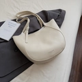 Schicke beige Hobo-Tasche aus Lychee-Leder mit verstellbarem Gurt auf Blazer - Weiß