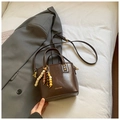 Détail du sac seau en cuir marron foncé avec breloque en perles et bandoulière réglable - Marron