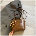 Détail du sac seau marron avec lettrage doré et breloque en perles de bois colorées - Marron