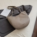 Minimalistische taupefarbene Tragetasche aus weichem Leder mit feiner Kieselmaserung - Elefantengrau