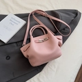 Elegante bolso de mano rosa de cuero granulado con asas dobles y cierre giratorio - Rosa