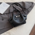 Bolso tipo cubo de cuero negro con patrón de litchi, hebilla plateada y correa ajustable - Blanco