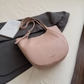 Schicke Hobo-Tasche aus Morandi-rosa Leder mit Kieselstruktur und Schultergurt - Rosa