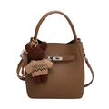 Sac seau en cuir marron avec fermoir rotatif argenté et charmant petit ours - Gris