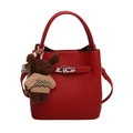 Sac seau en cuir rouge grainé avec breloque ours en peluche marron et boucle argentée - Rouge