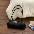 Detalle de un bolso de hombro cilíndrico negro con cremalleras dobles plateadas - Negro