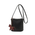 Bolso tipo cubo vintage de cuero negro con colgante de caballo rojo y costuras - Negro