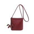 Bolso bombonera vintage de cuero burdeos con un elegante colgante de caballo y correa - Rojo