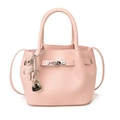 Sac seau en cuir grainé rose avec poignée supérieure et fermoir rotatif argenté chic - Avec Pendentif / Rose