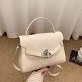 Borsa chic in pelle martellata bianco crema con chiusura argento e tracolla sottile - Con Ciondolo / Bianco Sporco