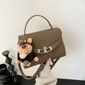 Borsa a mano marrone scuro a grana di litchi con tracolla e ciondolo a bulldog - Con Ciondolo / Grigio elefante