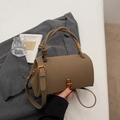 Khaki handtas van lycheeleer met geknoopte handgreep en goudkleurige draaisluiting - Olifantsgrijs