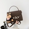Borsa a mano in pelle marrone scuro con motivo litchi e grazioso ciondolo cane - Con Ciondolo / Marrone