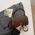 Donkerbruine crossbodytas met lychee-patroon, knoophendel en gouden draaisluiting - koffiekleur