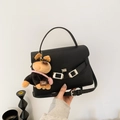 Borsa a mano nera a grana con chiusura argento e ciondolo a forma di cucciolo di peluche - Con Ciondolo / Nero